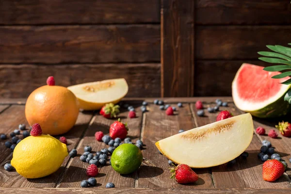 Fruta en verano, madera — Foto de Stock