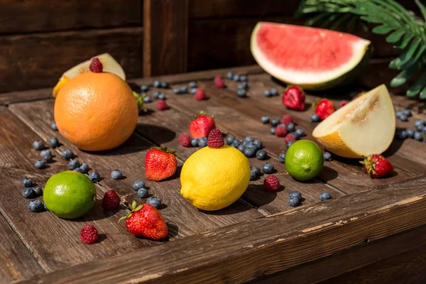 Fruta en verano, madera — Foto de Stock