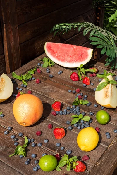 Fruta en verano, madera — Foto de Stock