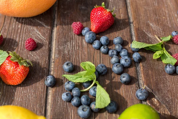 Fruta en verano, madera — Foto de Stock