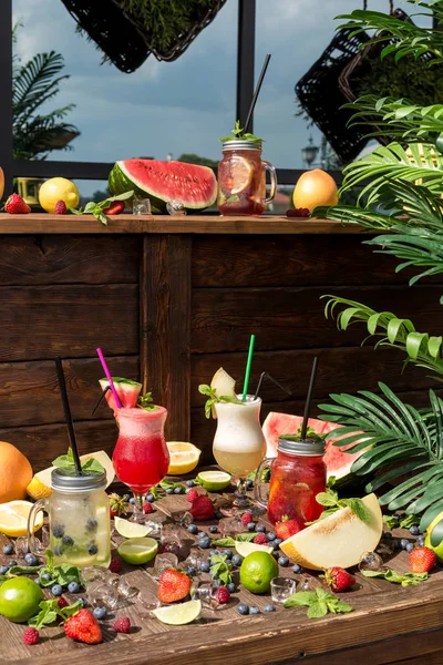 Fruktcocktails i sommar — Stockfoto