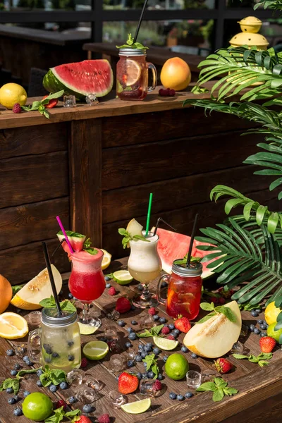 Fruit cocktails in de zomer — Stockfoto