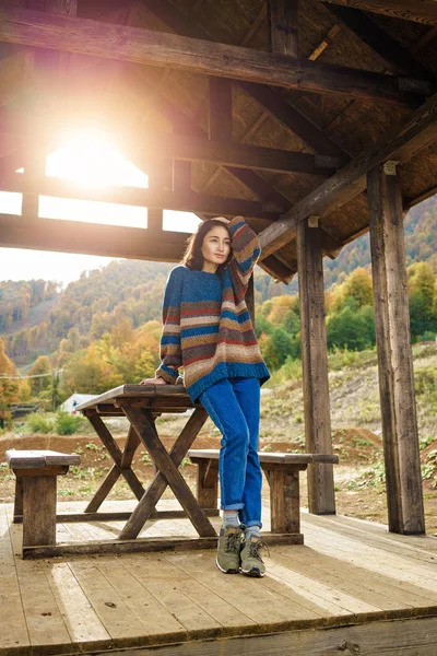 Viajero está caminando al aire libre — Foto de Stock