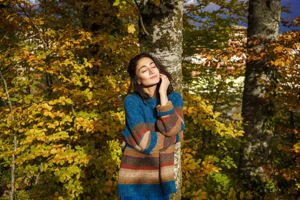 Девушка в свитере осенью на природе — стоковое фото