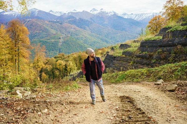 Hiker står framför ett majestätisk bergslandskap — Stockfoto