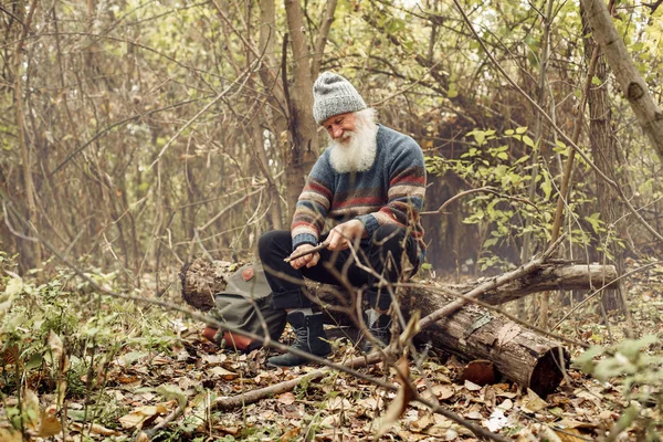 Starý muž s bradkou v lese — Stock fotografie