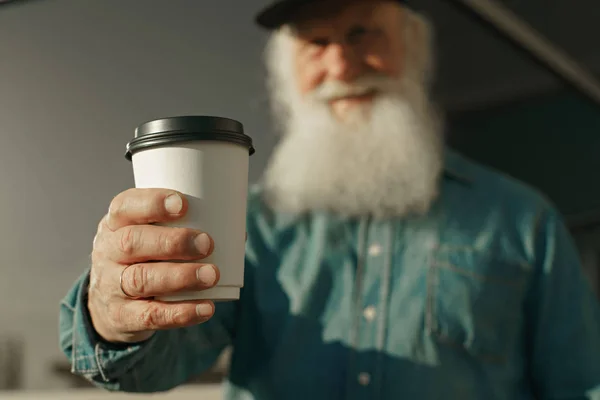 Staruszek z brodą i kawy w dłoni — Zdjęcie stockowe