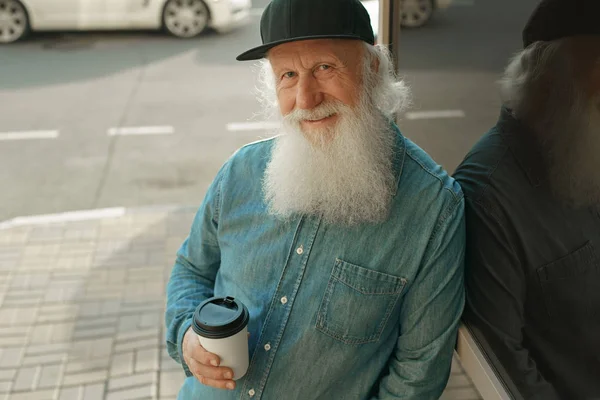 Bătrân cu barbă şi cafea în mână — Fotografie, imagine de stoc