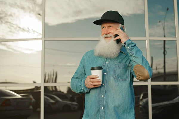 Velho com barba e café a falar ao telefone — Fotografia de Stock