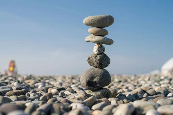 Пирамида камней на пляже. Каменная башня — стоковое фото