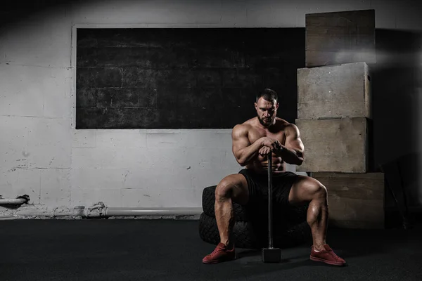 野蛮的强壮的体育男子健美训练在健身房 — 图库照片