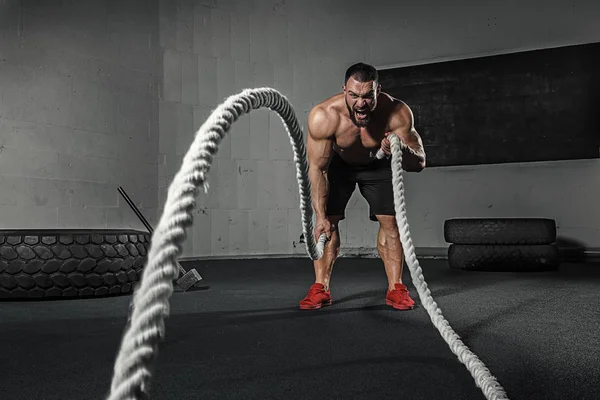 Homens com corda no ginásio de fitness de treinamento funcional em um treino crossfit — Fotografia de Stock