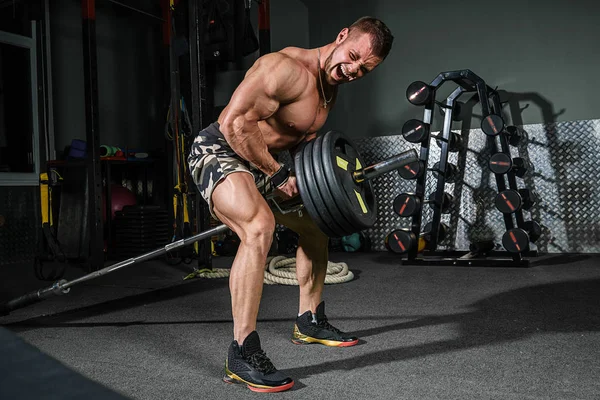 Brutal forte atlético homens musculação trens no ginásio — Fotografia de Stock