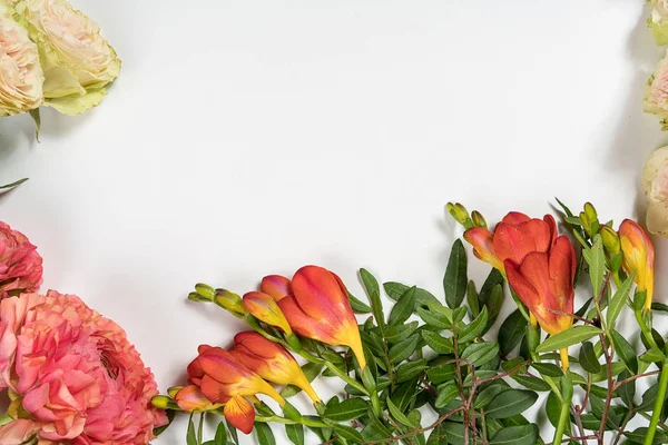 Flores Primavera Flores Cor Rosa Sobre Fundo Madeira Branca Deitado — Fotografia de Stock