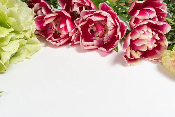 Lente Bloemen Roze Bloemen Witte Houten Achtergrond Plat Lag Top — Stockfoto