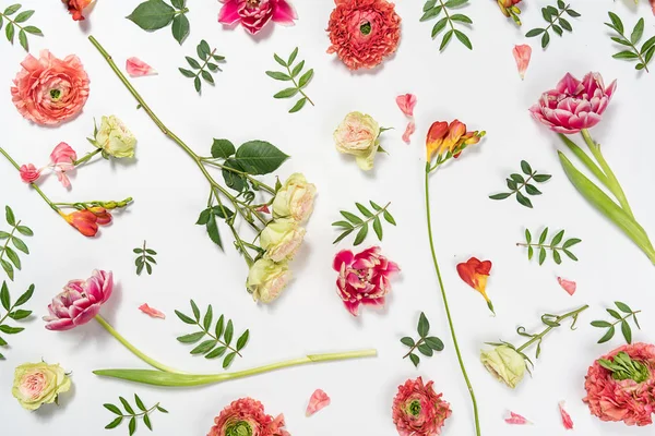 Padrão Floral Feito Rosas Rosa Bege Folhas Verdes Ramos Sobre — Fotografia de Stock