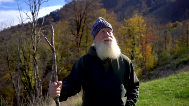 Ein Grauhaariger Gutaussehender Tourist Mit Bart Der Sich Vor Dem — Stockvideo