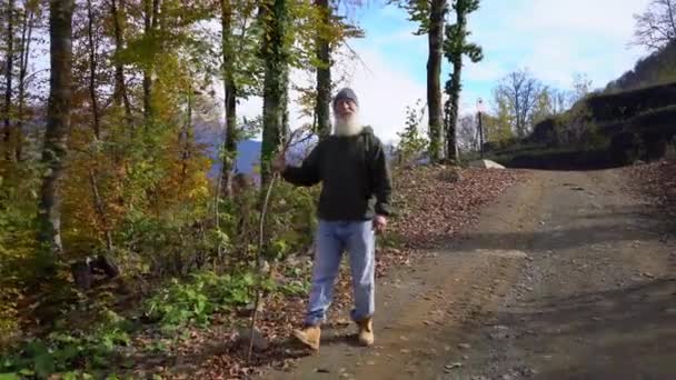 Ein Grauhaariger Gutaussehender Tourist Mit Bart Der Sich Vor Dem — Stockvideo