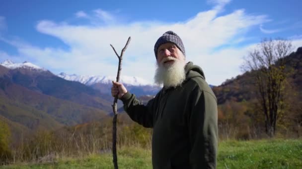 Ein Grauhaariger Gutaussehender Tourist Mit Bart Der Sich Vor Dem — Stockvideo