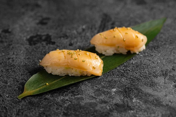 Sushi rollen op donkere achtergrond. Aziatisch voedsel — Stockfoto