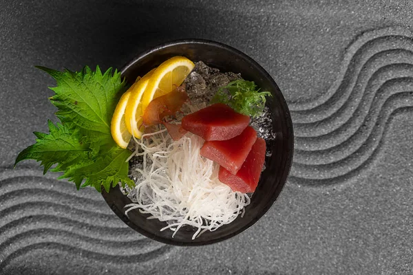 Sashimi con salmón en un plato negro —  Fotos de Stock