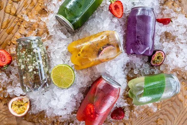 Hälsosam smoothie från sommaren frukter och bär i en burkar med sugrör — Stockfoto