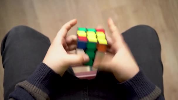 Krasnodar Rússia 2018 Cubo Rubik Nas Mãos Uma Criança Perto — Vídeo de Stock