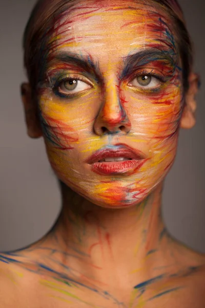 Πορτραίτο Μιας Γυναίκας Ζωγραφισμένο Πρόσωπο Δημιουργικό Μακιγιάζ Και Φωτεινό Στυλ — Φωτογραφία Αρχείου