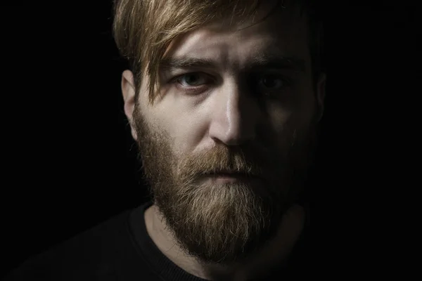 Retrato Hombre Deprimido Mediana Edad Suéter Oscuro Sobre Fondo Oscuro —  Fotos de Stock