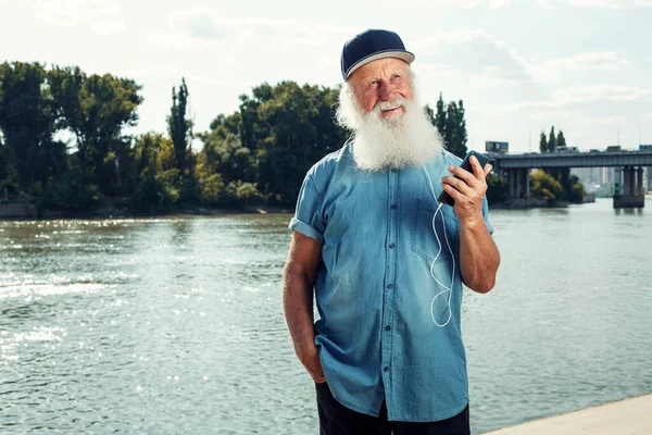 Бородатый Стильный Зрелый Мужчина Наушниках Слушает Музыку Помощью Смартфона — стоковое фото
