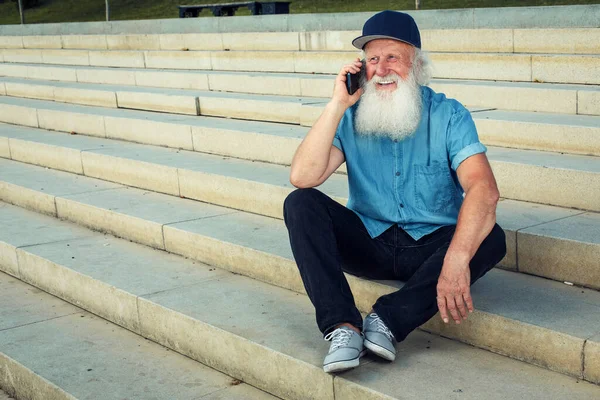 Emotionell Senior Man Talar Telefon Och Skrattar Utomhus — Stockfoto