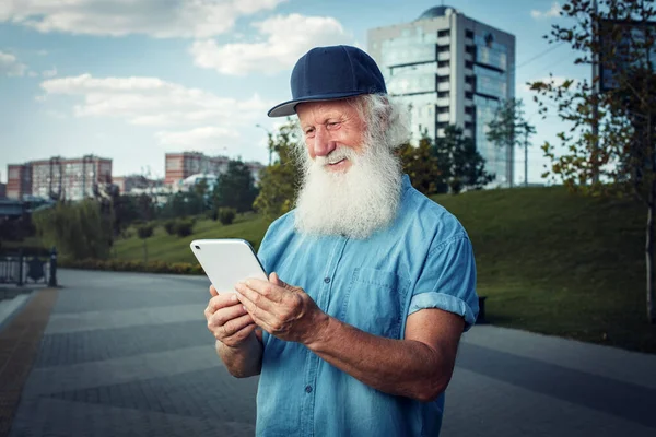 Homem Elegante Com Uma Barba Branca Senta Banco Com Tablet — Fotografia de Stock
