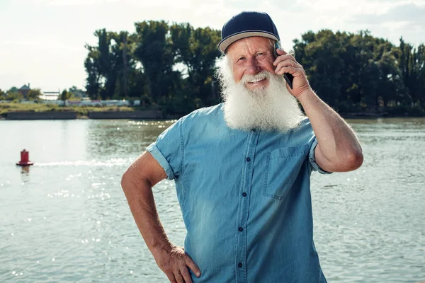 Эмоциональный Старший Мужчина Разговаривает Телефону Смеется Открытом Воздухе — стоковое фото