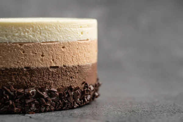 Gâteau Avec Crème Chocolat Lait Soufflé Sur Fond Gris Vue — Photo