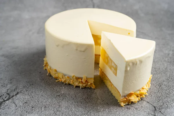 Beyaz tabakta limonlu cheesecake — Stok fotoğraf