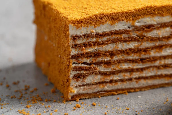 Siyah Arka Planda Katmanlı Pasta Yapımı Ballı Pasta Koyu Arkaplan — Stok fotoğraf