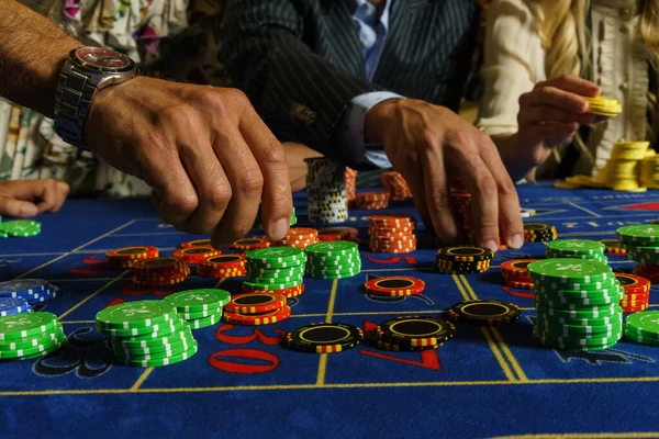 Die Hände Der Leute Legen Chips Auf Den Roulettetisch Einem — Stockfoto