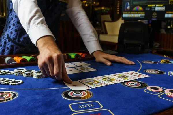 Casino Pokerkarten Croupierhand — Stockfoto