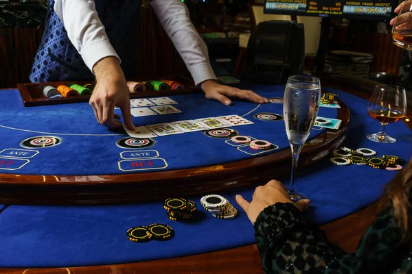 Kumarhane Poker Kartları Krupiye Eli — Stok fotoğraf