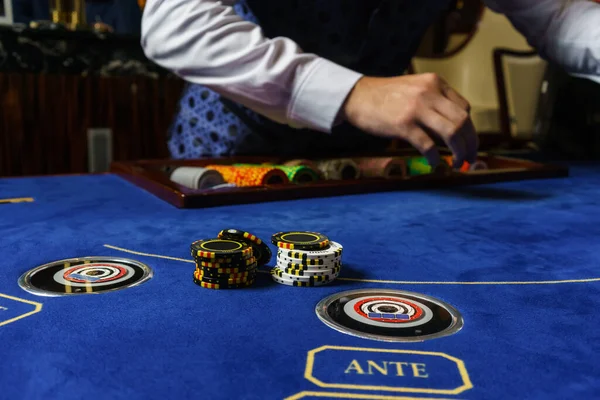 Kumarhane Poker Kartları Krupiye Eli — Stok fotoğraf