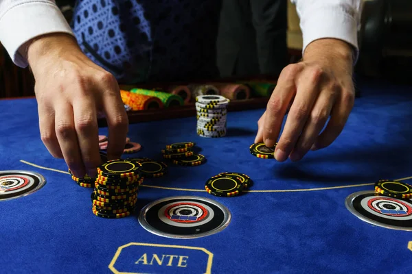 Casino Pokerkarten Croupierhand — Stockfoto
