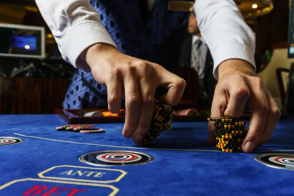 Kumarhane Poker Kartları Krupiye Eli — Stok fotoğraf