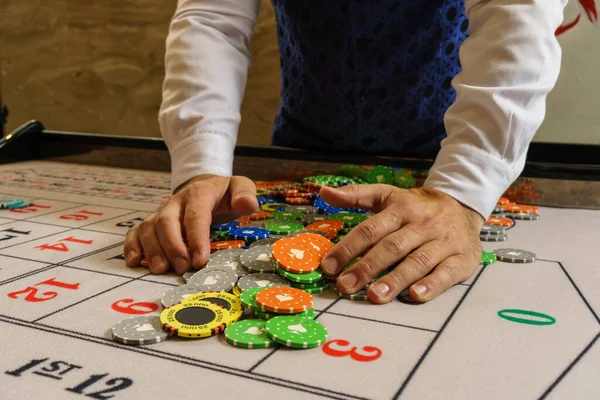 Casino Pokerkarten Croupierhand — Stockfoto