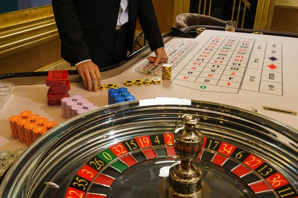 Casino Glücksspiel Und Unterhaltungskonzept Roulettetisch Und Stapel Pokerchips — Stockfoto