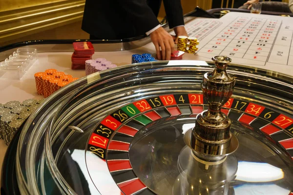 Kumarhane Kumar Eğlence Konsepti Rulet Masası Poker Fişleri Yığını — Stok fotoğraf