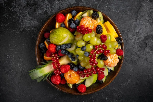 Plato Fruta Surtido Sobre Fondo Oscuro — Foto de Stock