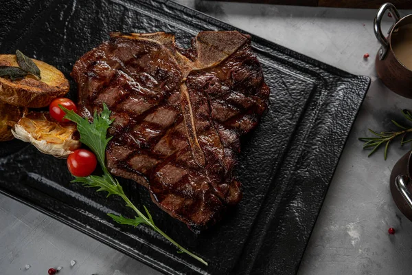 Steak Gebratenes Tibon Mit Mais Und Weinsoße Auf Dem Tisch — Stockfoto