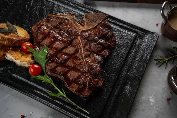 Filete Carne Frita Con Maíz Salsa Vino Mesa — Foto de Stock