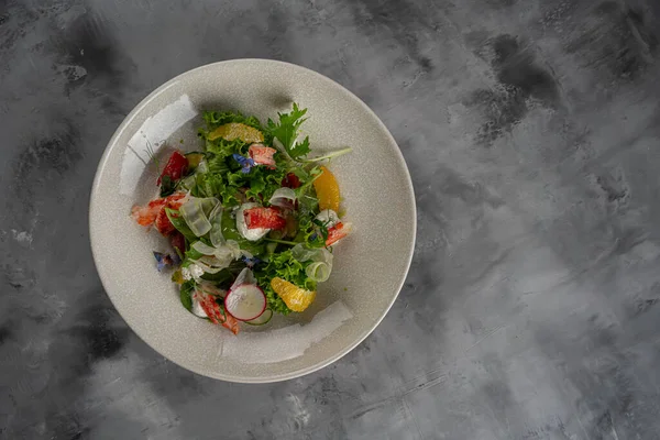 Ensalada Con Carne Cangrejo Plato Piedra Mesa Negra — Foto de Stock