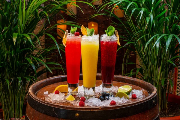 Drie Alcoholische Cocktails Met Fruit Een Oude Houten Tafel — Stockfoto